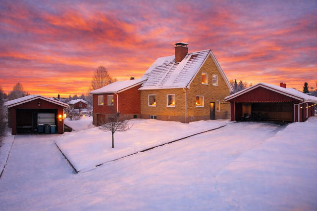 Välkommen till Jönses Gränd 5 med garage, dubbel carport samt en stor carport för husbil eller båt. 