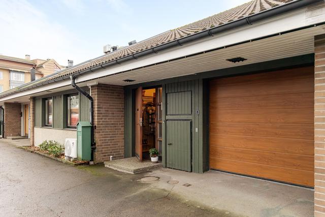 Entré utmed Felix gränd  - garageinfart