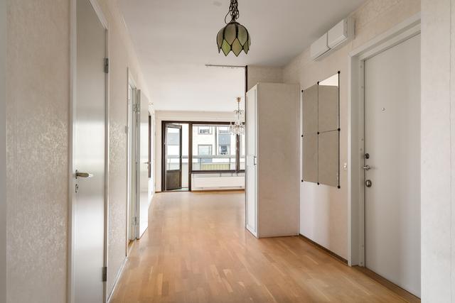 Vyn från badrummet mot hallen och vardagsrummet