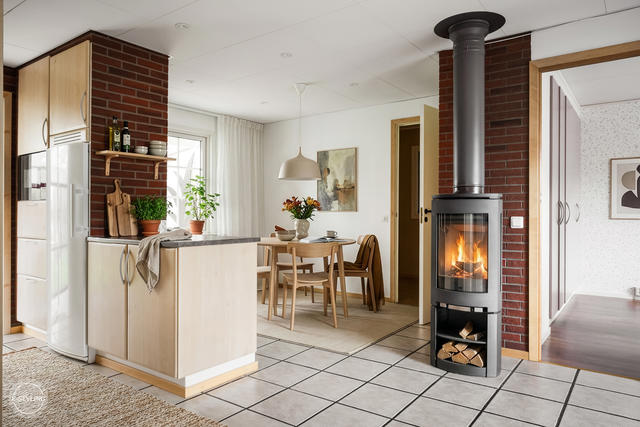 Inspirationsbild. (Observera att bilden är digitalt stylad och visar en möjlig inredning – den speglar inte bostadens faktiska skick)