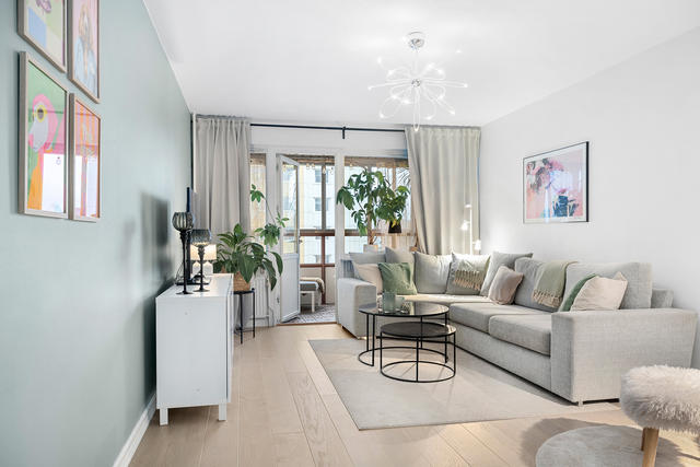 Vardagsrum med utgång till inglasad balkong