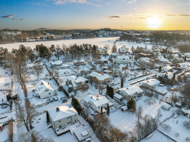 Bild över huset och Norrvikens vatten.