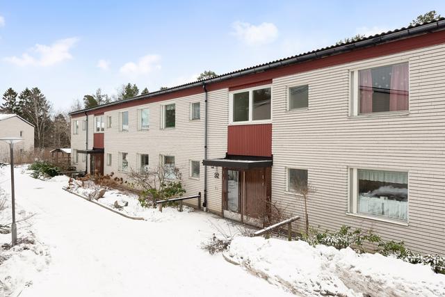 Lojovägen 32 i populära och omtyckta Brf Lojohöjden på Lidingö
