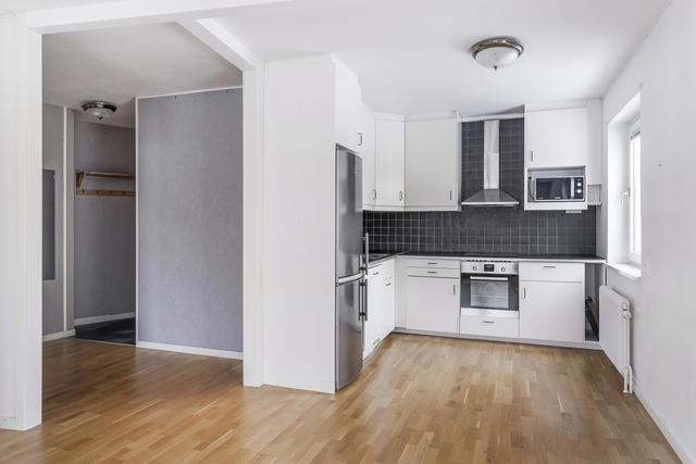 Öppen planlösning mellan kök och vardagsrum