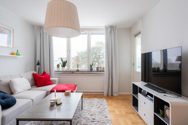 Ljust och trevligt rum med utgång till inglasat balkong