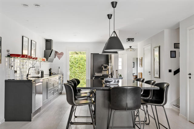 Välkommen till Banvallen 7!
Snyggt och modernt kök med matplats på den stora köksön