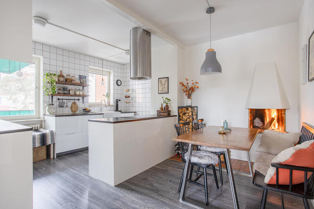 Underbart kök med fungerande eldstad