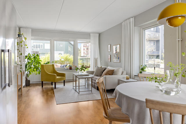 Välkommen till Berguven 30, en ljus och trivsam trea i bekvämt markplan!
