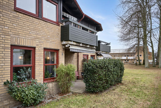 Stensatt uteplats med markis