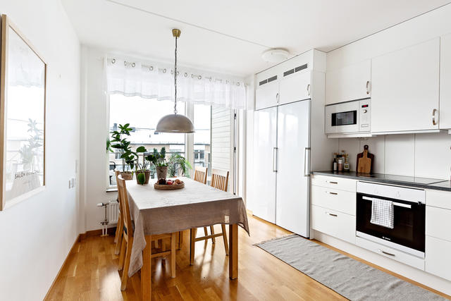 Stilrent kök med utgång till balkongen