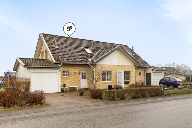 Framsida med garage och uppfart.