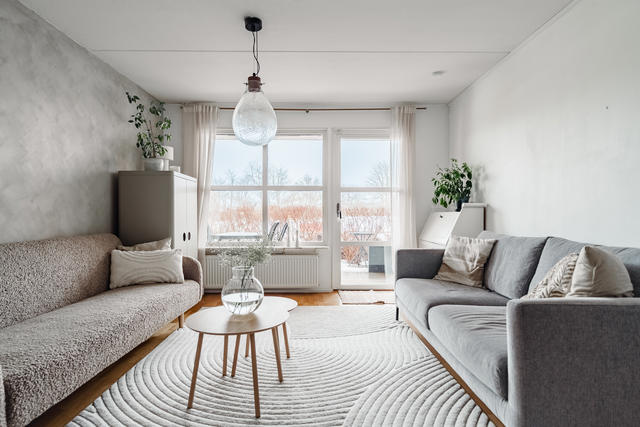 Välkomna till Högåsvägen 13 och denna väl tilltagna och smakfulla bostad!