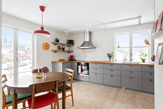 Luftigt kök i fint skick med utgång till balkong