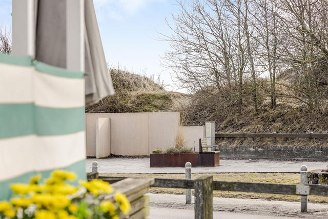 Badstuga med utsikt mot sanddynerna på Skrea Strand