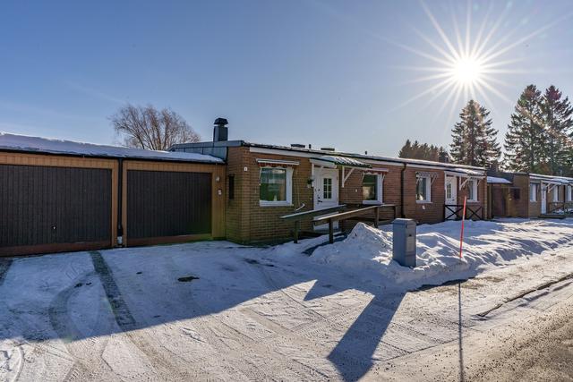 Bild över entrén med eget garage intill. 