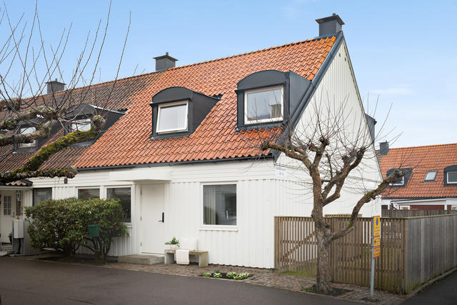 Välkomna till det här smakfullt renoverade hörnradhus