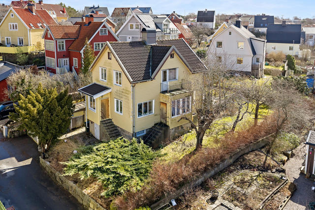 Fint beläget hus med vacker trädgård och yteffektiv planlösning. 