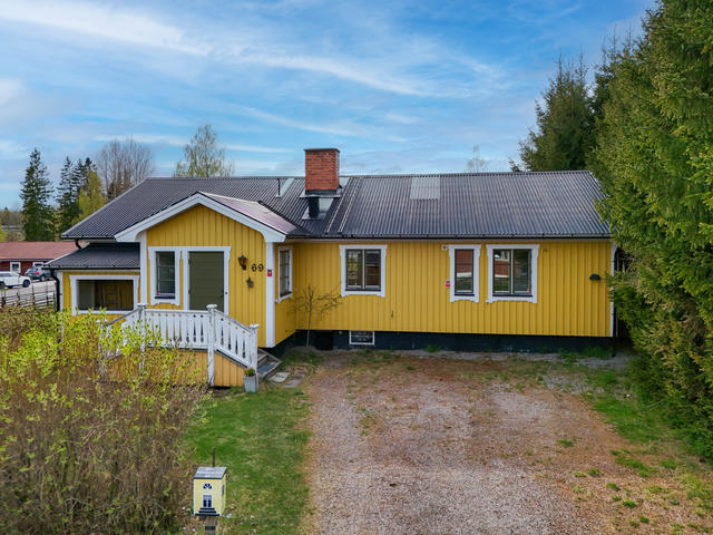 Fasad i öst med entré. 