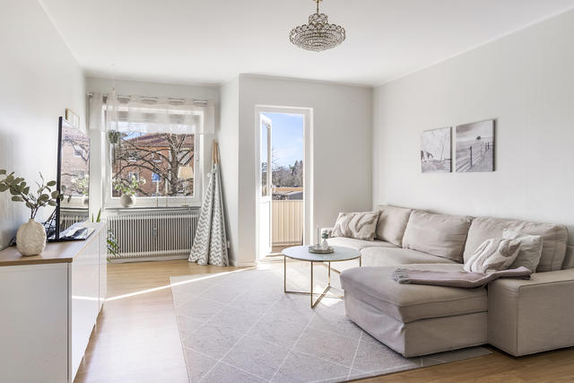 Vardagsrum med utgång till balkong