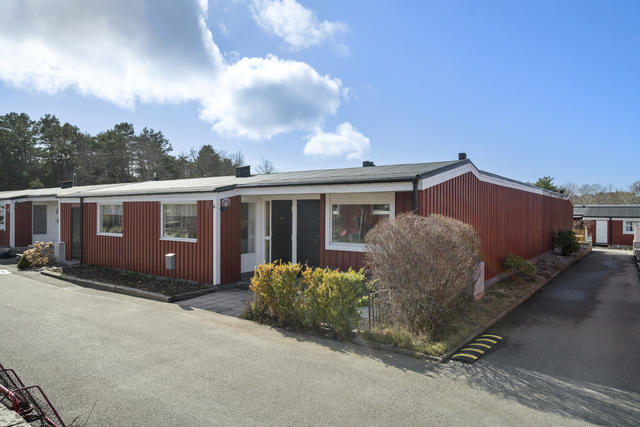 Varmt välkomna till detta atriumhus med trädgård i västerläge