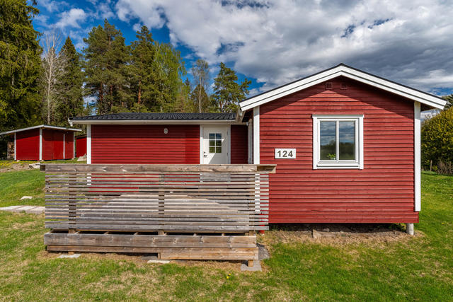 Varmt välkomna till Viksta-Nyvalla 124 och denna charmiga naturbelägna fastighet!