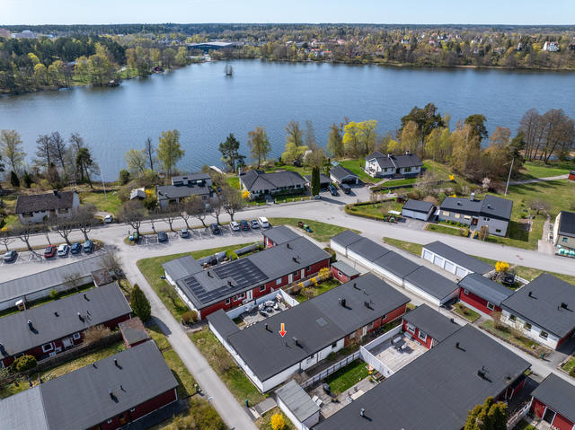 Vackra och mycket populära Solängen i närheten av Norrvikens glittrande vatten.