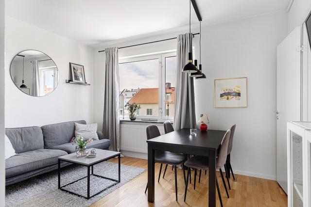 Allrum med plats för soffa och matbord 