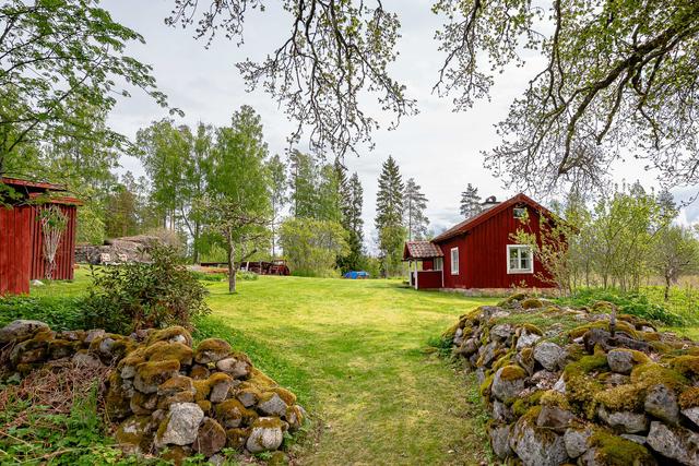 Varmt välkommen till en riktig torpidyll mitt i de vackra Sörmländska skogarna!