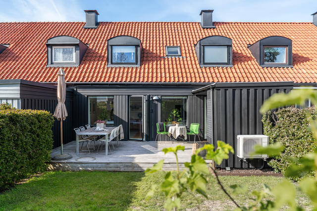Välkommen till detta fina radhus på Gråskärsgatan 52.