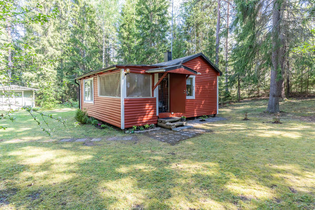 Mysig stuga belägen vid den idylliska Laksjön i Harbo