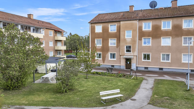 Entrésidan mot innergård 