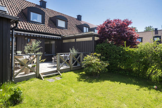 Välkomna till detta trevliga radhus med trädgård i soligt västerläge