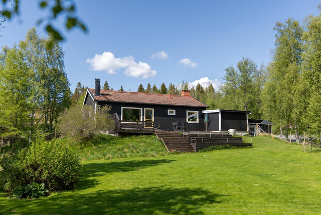 Tvåplans villa i Undersåker med stor tomt i söderläge.