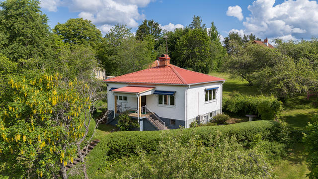 Charmfull 30-tals funkisvilla med naturnära läge i omtyckta Björnsholm