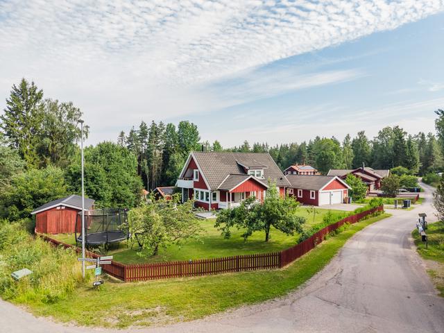 Holtäppsvägen 1 - en rejäl familjevilla i trevliga Bäsna!