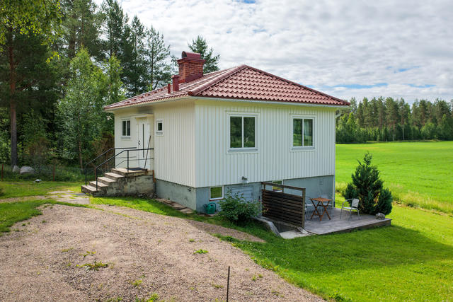 Fasad i nordväst med uteplats i västligt läge med kvällssol. Entré i norr. 