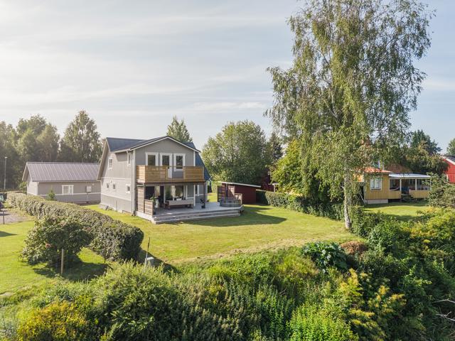 Huset har smakfullt renoverats och byggts till