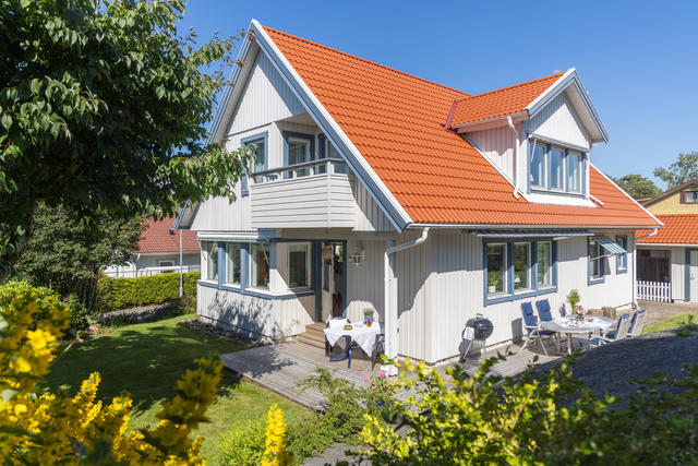 På Vinbärsvägen bor du i ett lugnt och familjevänligt område med närhet till natur, skolor, kommunikationer och föreningsliv.