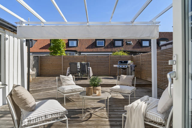 Välkommen till Gråskärsgatan 19.
Här finns ett stort härligt altandeck med pergola för sol- eller regnskydd.