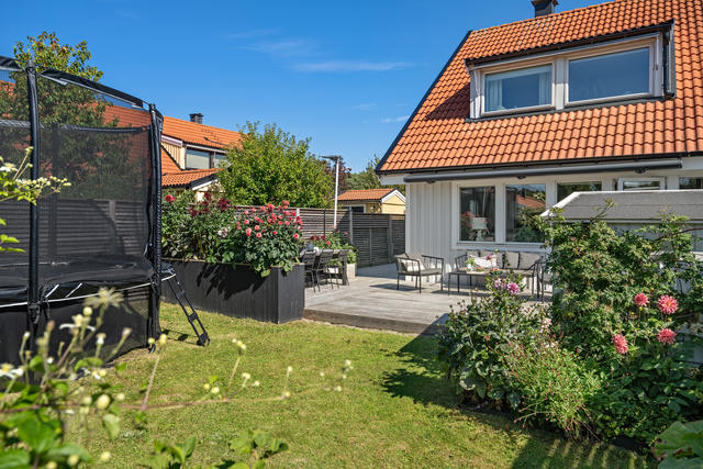 Välkomna till detta friköpta hörnhus i populära Bratthammar.