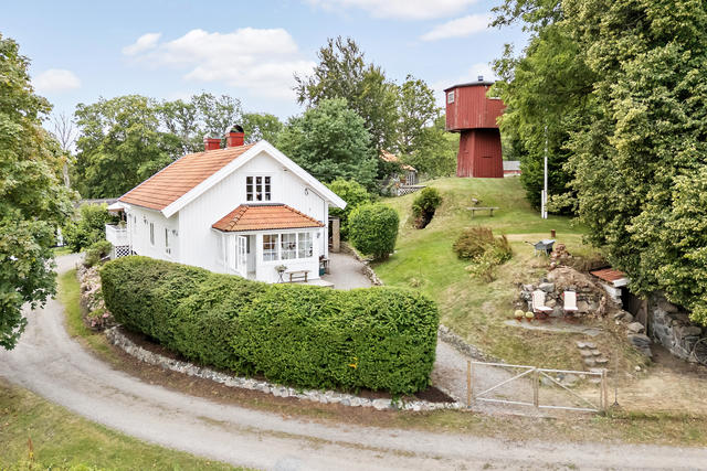 Riktigt charmigt med två jordkällare och ett charmigt vattentorn 