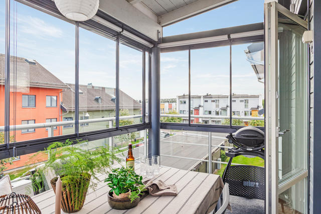 Inglasad balkong med matplats