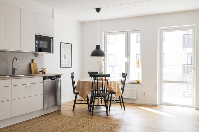 OBS! Bild från lägenhet D1202 som är likadan sett till planlösning men skiljer sig materialmässigt och storlek balkong.