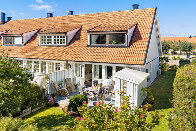 Välkommen till Persikogatan 116, ett trivsamt och välplanerat friköpt radhus i fint hörnläge.
