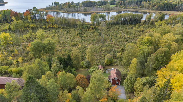 Vackert beläget intill sjön Rölen 