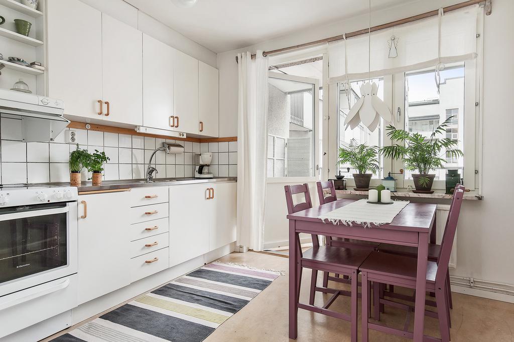 Kök med plats för matbord