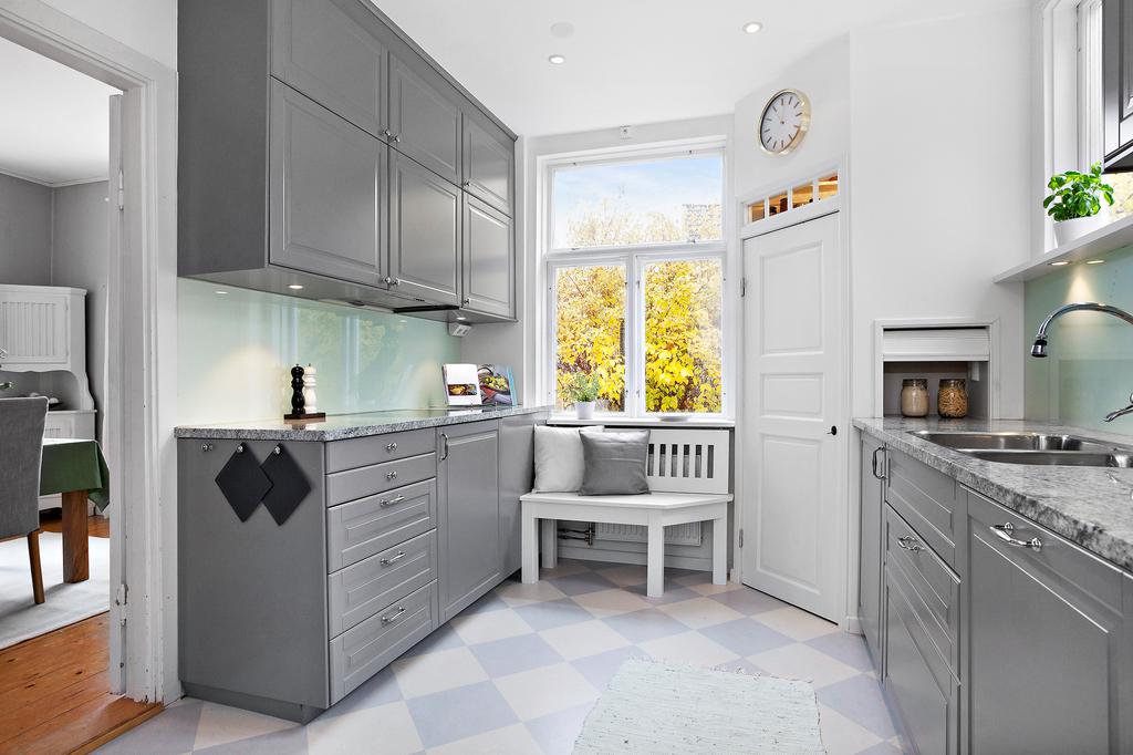 Platsbyggd sittbänk