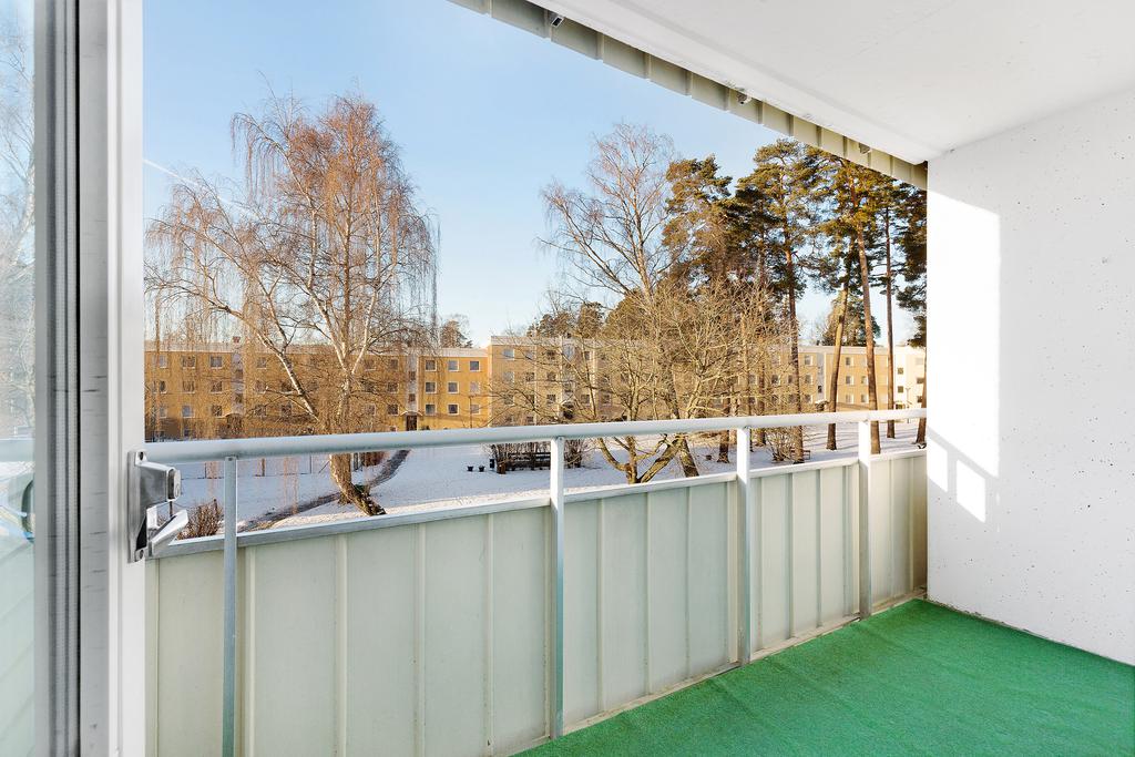 Rymlig balkong med utsikt mot innergården