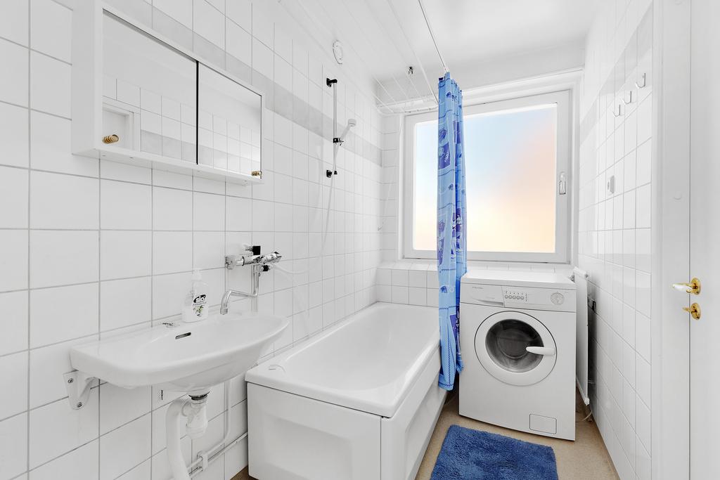 Rymligt badrum med egen tvättmaskin