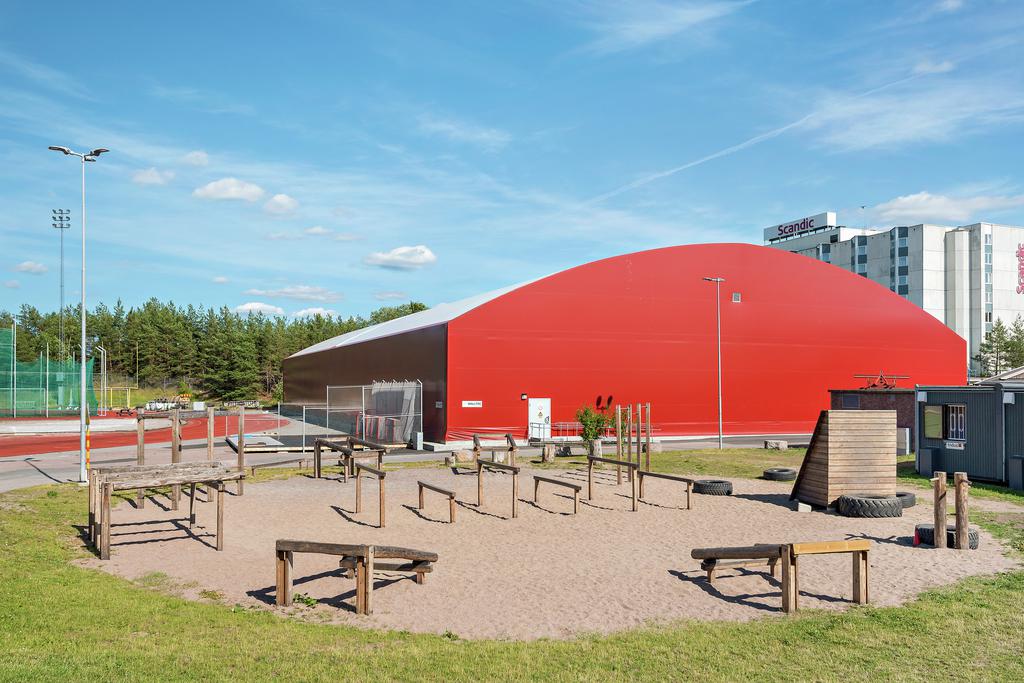 I Vilundaparken finns ett av kommunens utegym. Gymmet har tolv stationer och är byggt i naturmaterial. Här kan du träna både styrka, kondition, smidighet och balans.